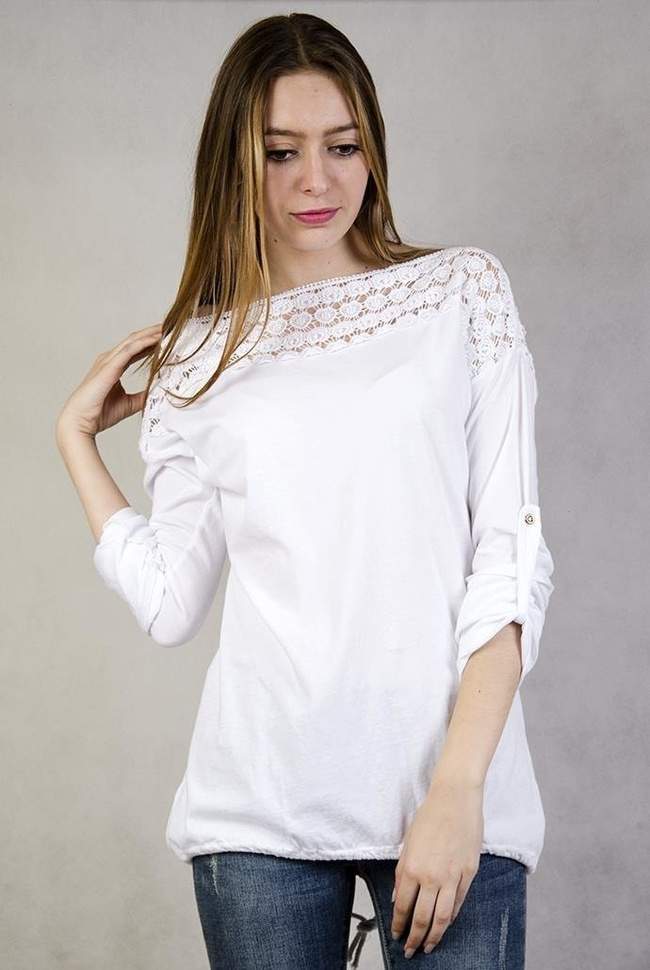 Biała bluzka z ażurowym zdobieniem na dekolcie i ramionach