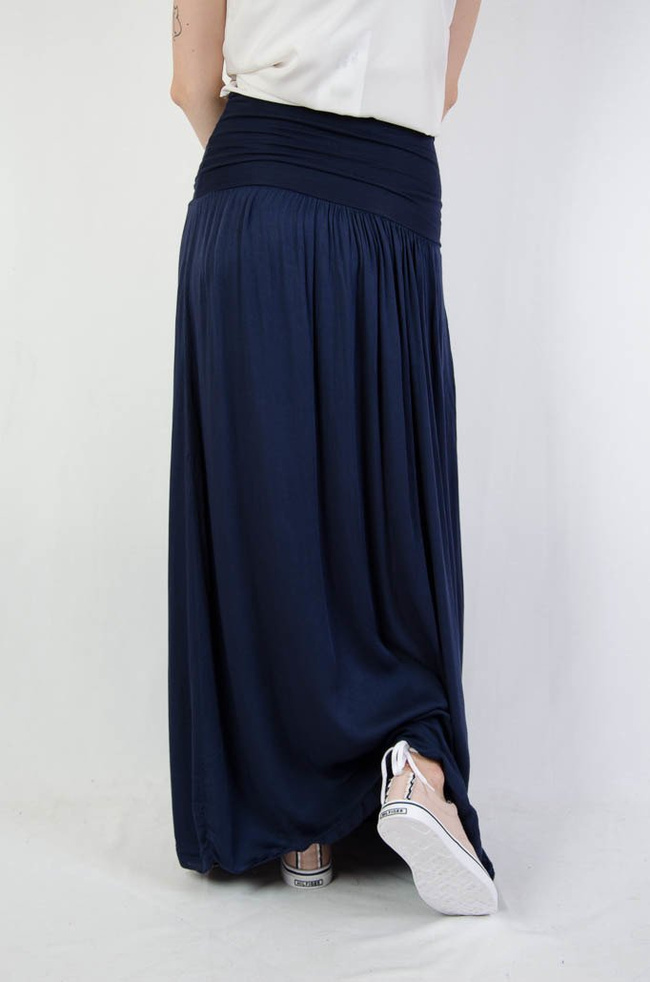 Długa zwiewna granatowa spódnica z szerokim pasem