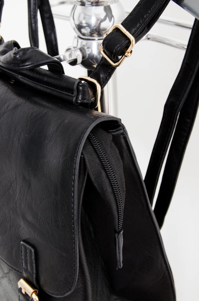 CZARNY PLECAK Z IMITACJI SKÓRY Z OZDOBNYM ZAPIĘCIEM