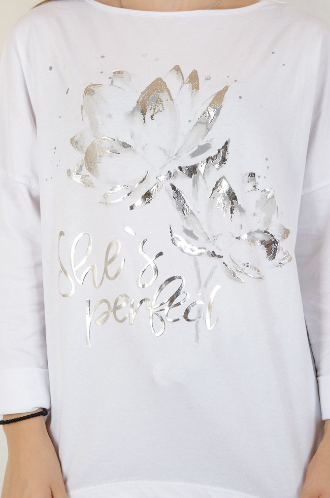 Biała asymetryczna bluzka typu oversize z aplikacją z przodu