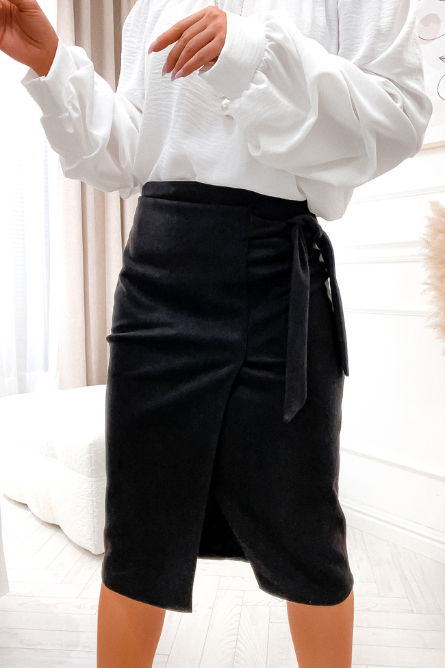 WELUROWA SPÓDNICA MIDI Z OZDOBNYM WIĄZANIEM- CZARNA