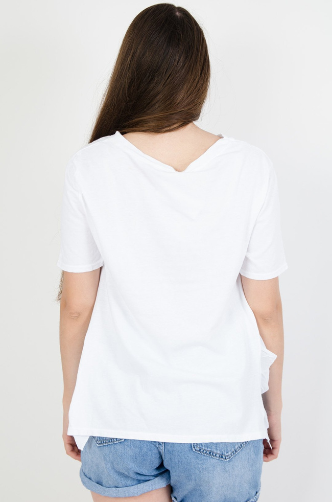 Biała bluzka z rozcięciami oraz falbankami po bokach