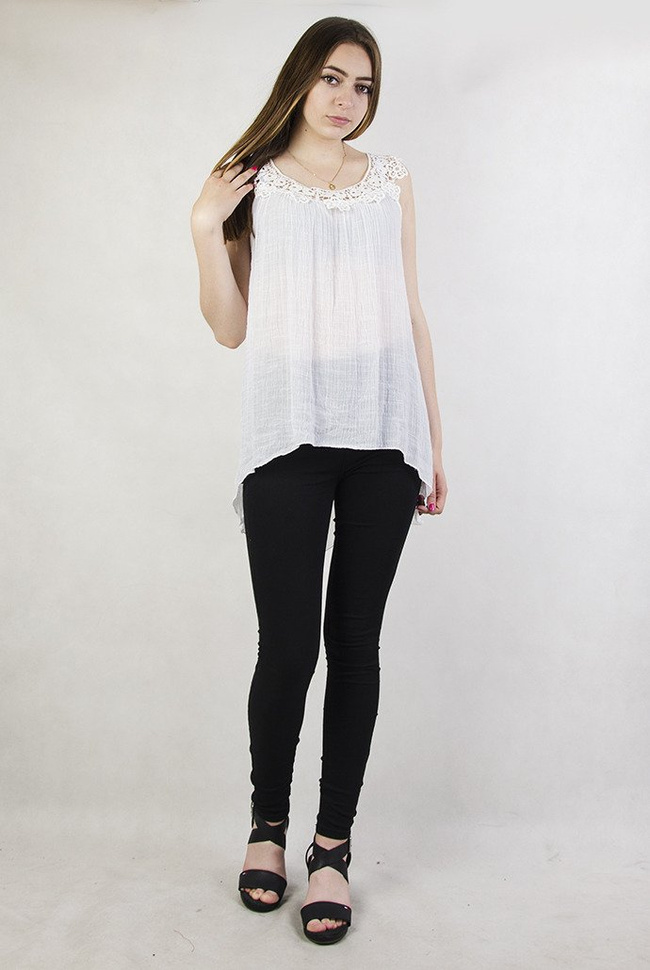 Biała asymetryczna bluzka z ażurowym dekoltem