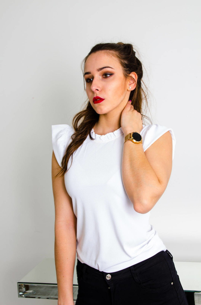 BIAŁA PRĄŻKOWANA BLUZKA Z FALBANKĄ PRZY SZYI I RĘKAWACH