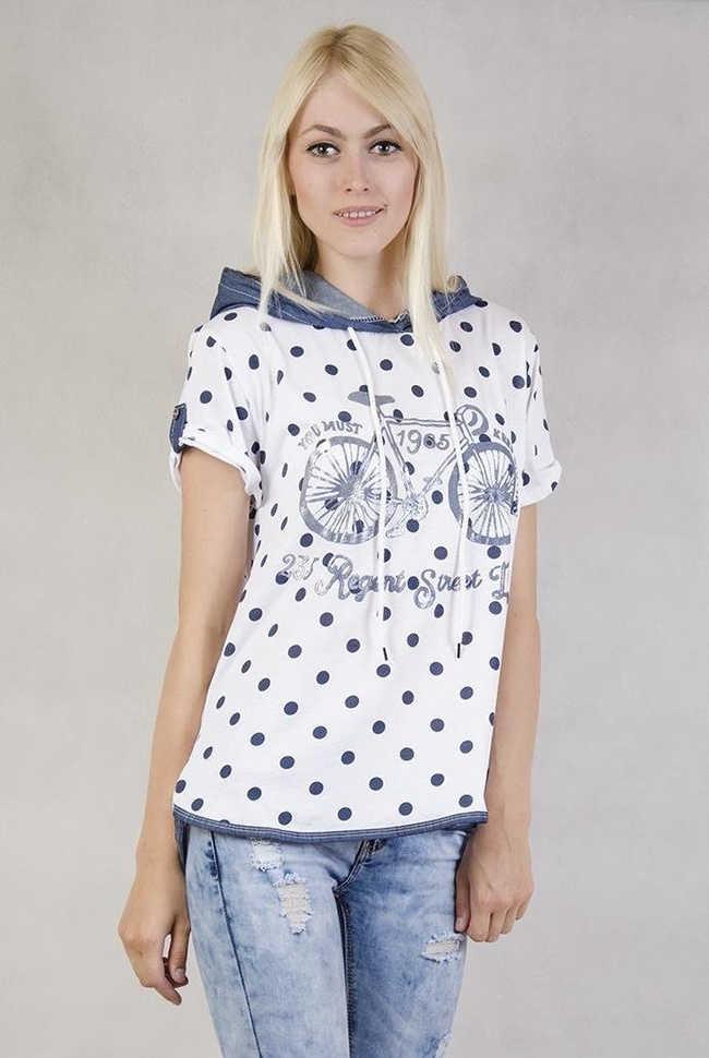 Biała bluzka w granatowe kropki z nadrukiem i kapturem