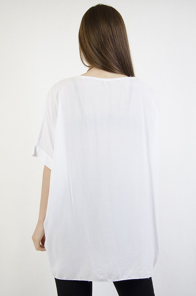 Biała bluzka nietoperz z wisiorkiem