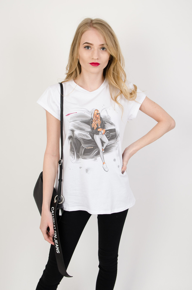 Biały T-shirt z motywem kobiety z samochodem