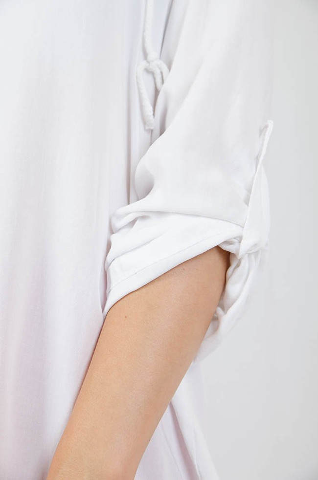 Biała asymetryczna bluzka z kapturem oraz napisami