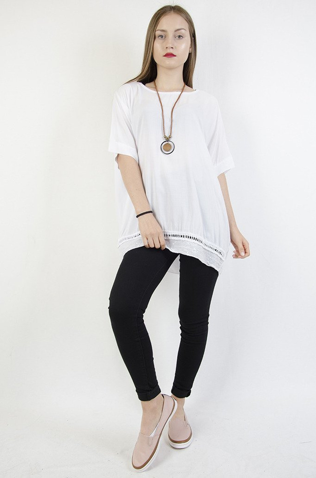 Biała bluzka nietoperz z wisiorkiem