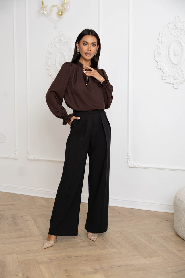 BLUZKA Z FALBANKĄ POD SZYJĄ I NA RĘKAWACH- CZEKOLADOWA