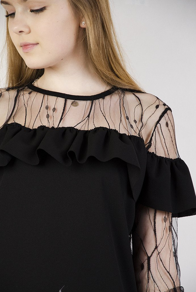 Czarna sukienka z falbanką i transparentną wstawką