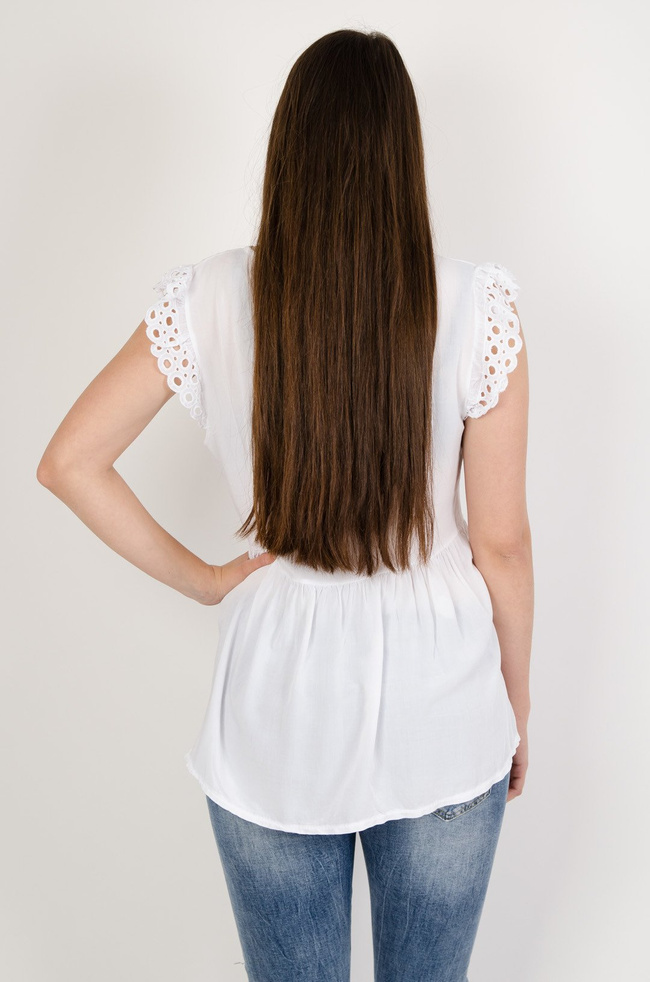 Biała bluzka z rozszerzanym dołem i ażurowymi rękawami