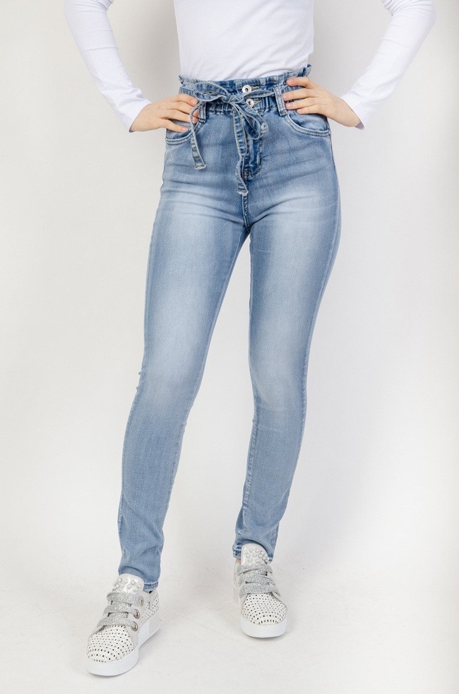 Jasne spodnie z wysokim stanem wiązane w pasie