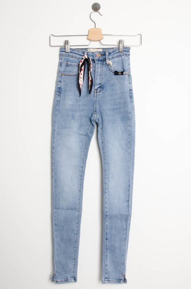 JASNE SPODNIE JEANSOWE PUSH UP ZE WSTĄŻKĄ-WYSOKI STAN