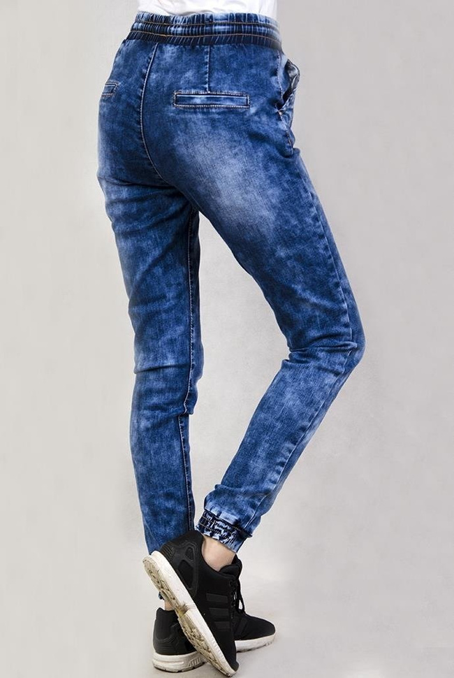 Ciemne spodnie jeansowe ze ściągaczami