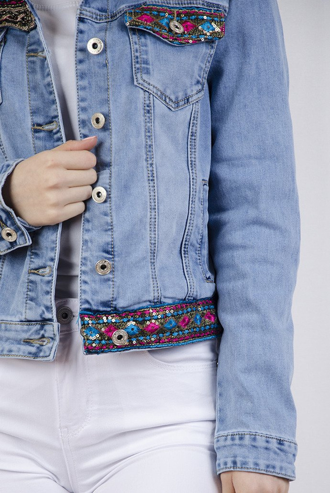 Kurtka jeansowa zdobiona przy kieszeniach i na dole