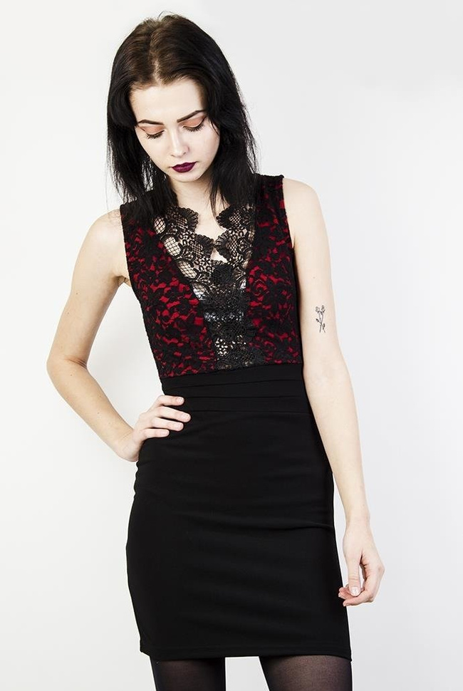 Przylegająca czarno-czerwona sukienka z koronkowymi wstawkami