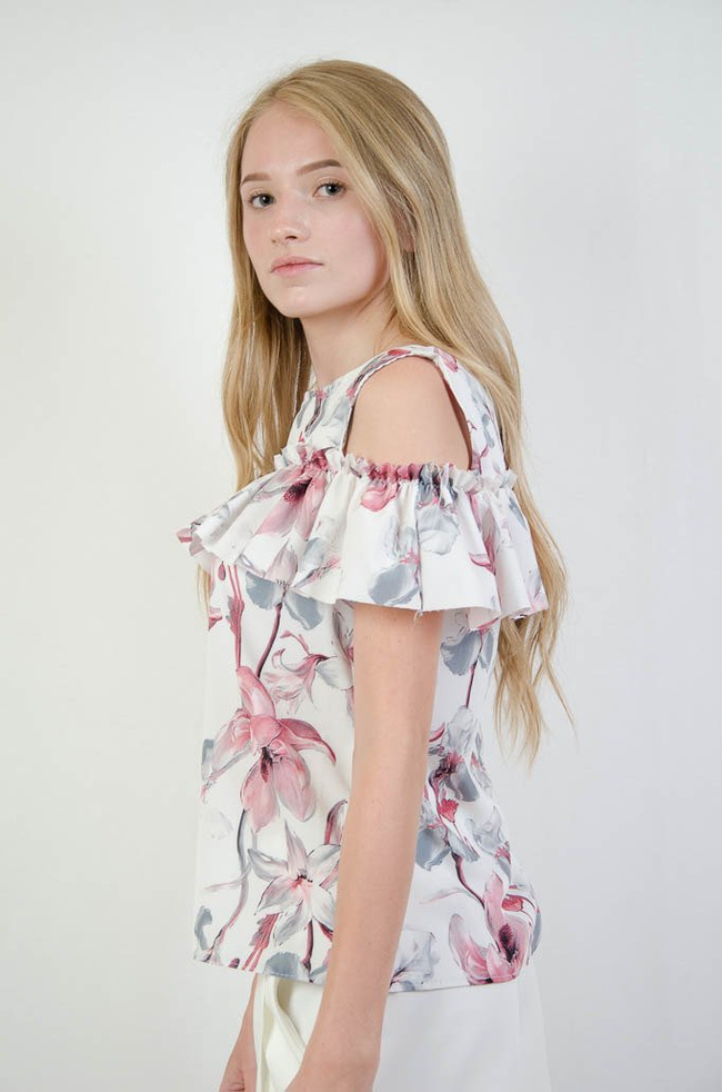 BLUZKA W KWIATY Z WYCIĘCIEM NA RAMIONACH