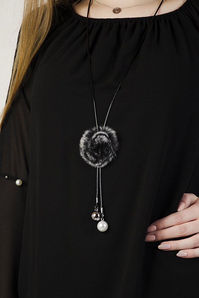 Czarna zwiewna bluzka z rozszerzonymi rękawami oraz perełkami