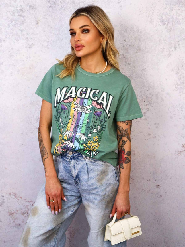 ZIELONY DEKATYZOWANY T-SHIRT Z KOLOROWYM PRINTEM