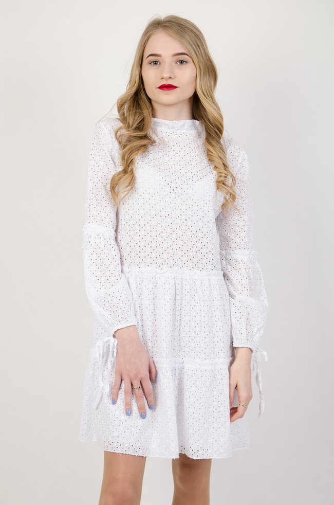 Biała ażurowa sukienka z długim rękawem