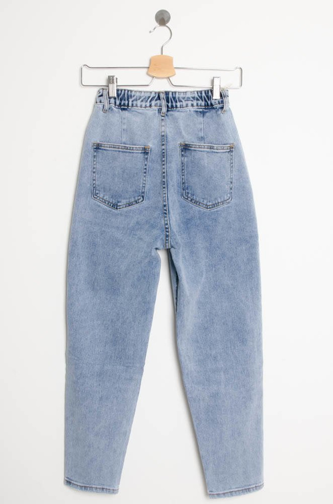 JASNE JEANSY MOM FIT Z GUMĄ W PASIE-WYSOKI STAN