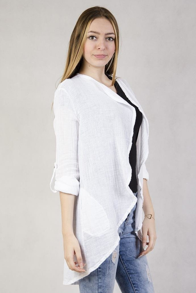 Biała narzutka z ażurowym wzorem na plecach