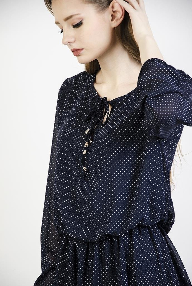 Granatowa sukienka w białe kropki z wiązaniem w pasie