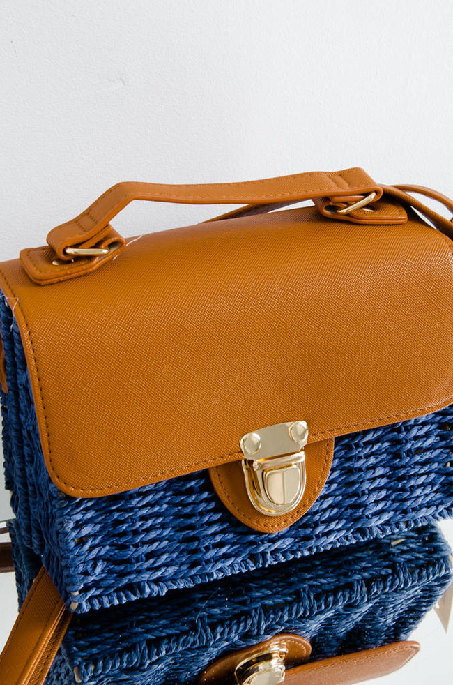 TOREBKA PLECIONA KUFEREK Z KLAMRĄ I PASKIEM- GRANATOWA