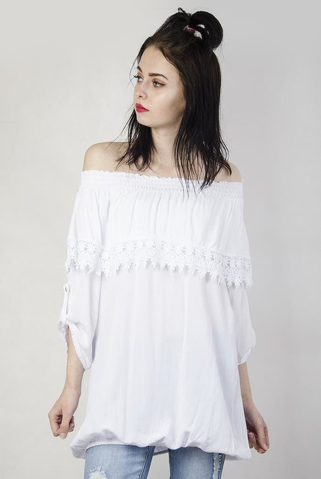 Biała przedłużana bluzka z falbaną przy dekolcie