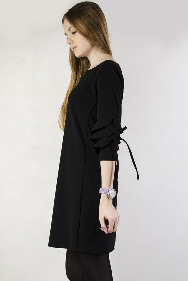 Czarna sukienka z falbanami przy rękawach