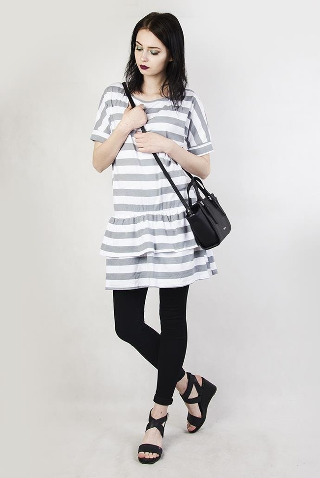 Szaro-biała tunika w paski, z falbaną na dole