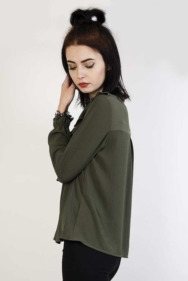 Zielona bluzka z falbanką i wiązaniem przy szyi