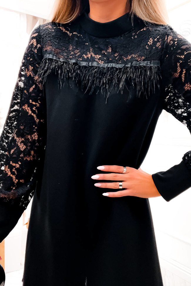 CZARNA SUKIENKA Z KORONKOWYMI WSTAWKAMI I OZDOBNYMI PIÓRKAMI