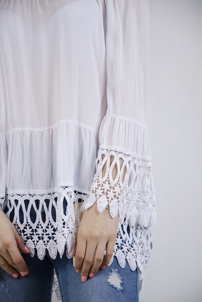 Biała bluzka z hiszpańskim dekoltem i ażurowymi wstawkami