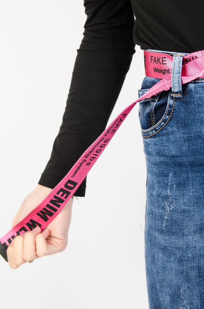 Spodnie jeansowe z różowym paskiem