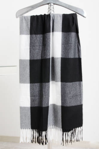 SZAL W KRATĘ Z FRĘDZLAMI- CZARNY