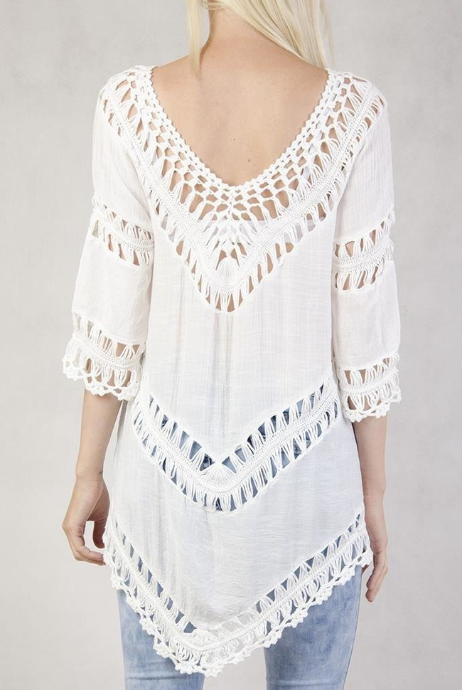 Biała, asymetryczna bluzka w stylu boho