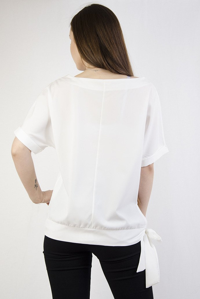 Biała gładka bluzka z kokardą