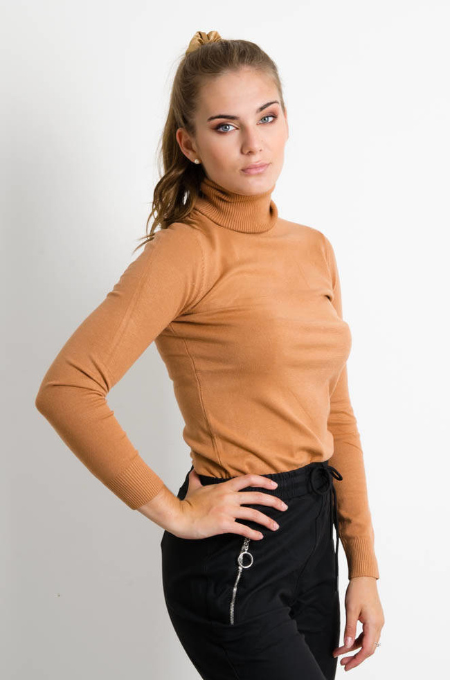 CIEMNO BRĄZOWY GŁADKI GOLF Z PRĄŻKOWANYM ZAKOŃCZENIEM