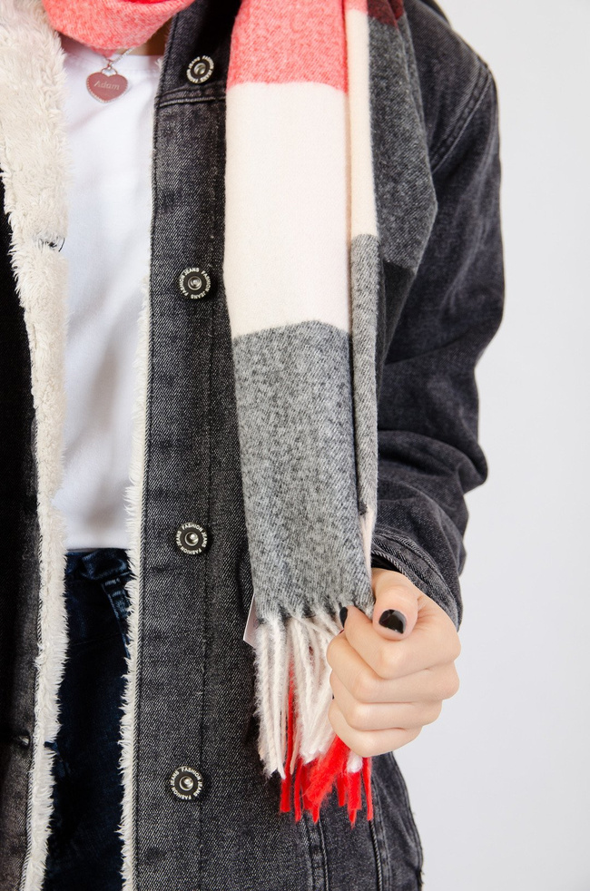 Czerwono-szaro-bezowy szal w kratę 