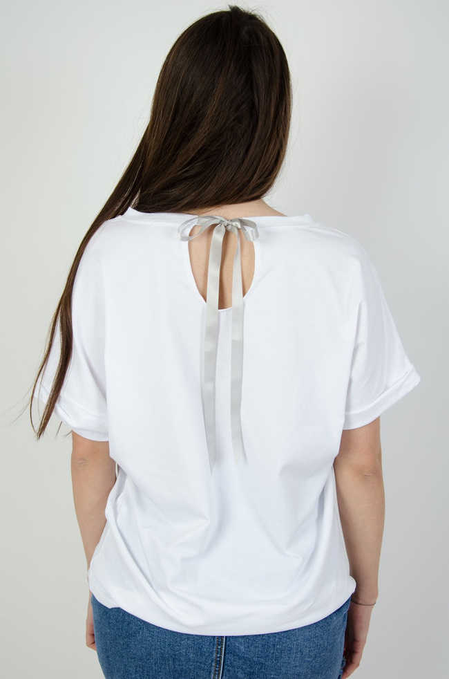 Biała bluzka z motywem kobiety oraz kokardą