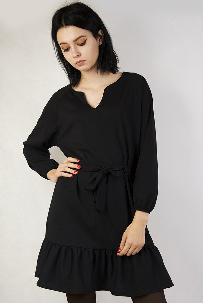 Czarna sukienka z falbaną na dole