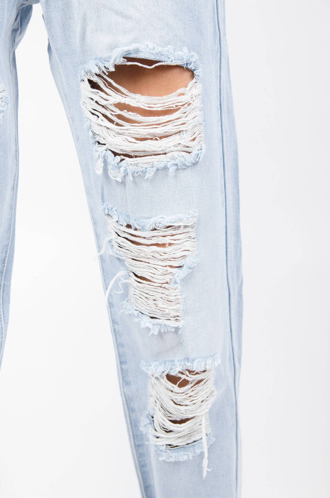 JASNE SPODNIE JEANSOWE TYPU BOYFRIEND Z PRZETARCIAMI