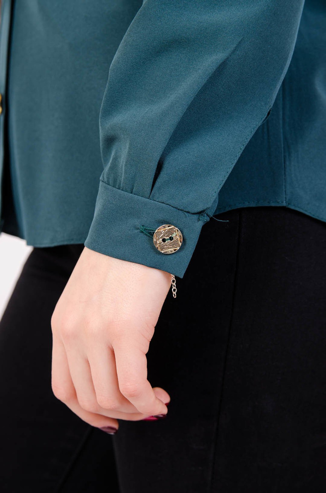 Zielona koszula ze złotymi guzikami