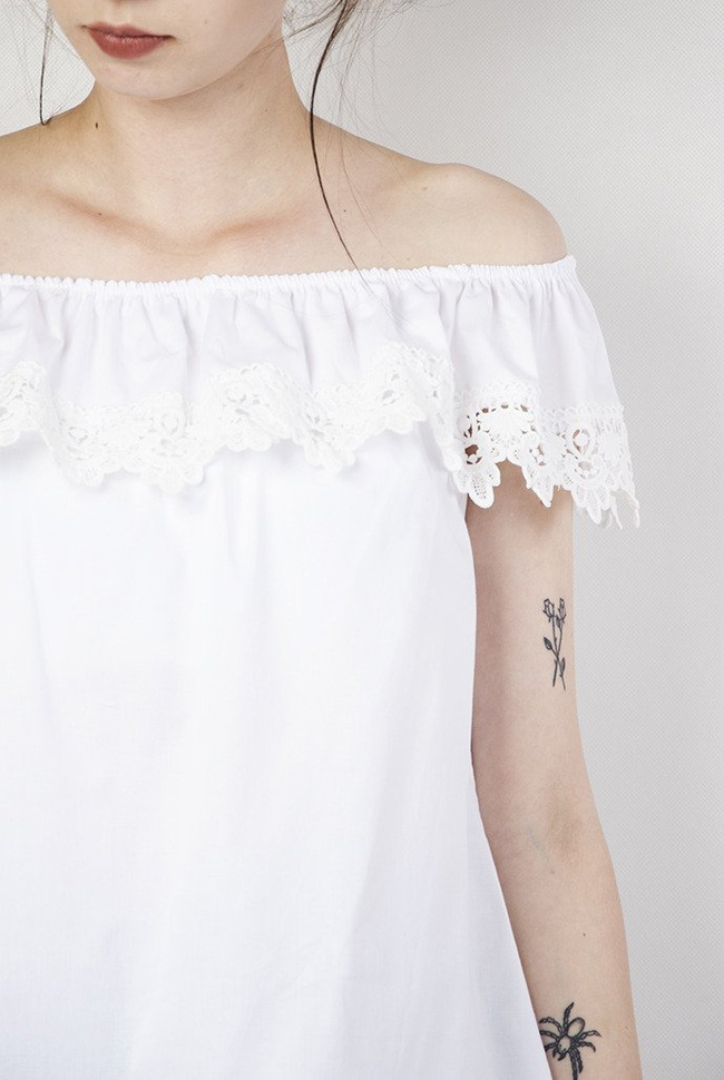 Biała bluzka koszulowa z hiszpańskim dekoltem