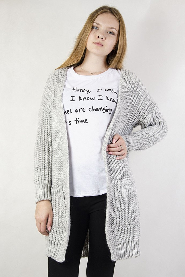 Szary sweter o grubym splocie