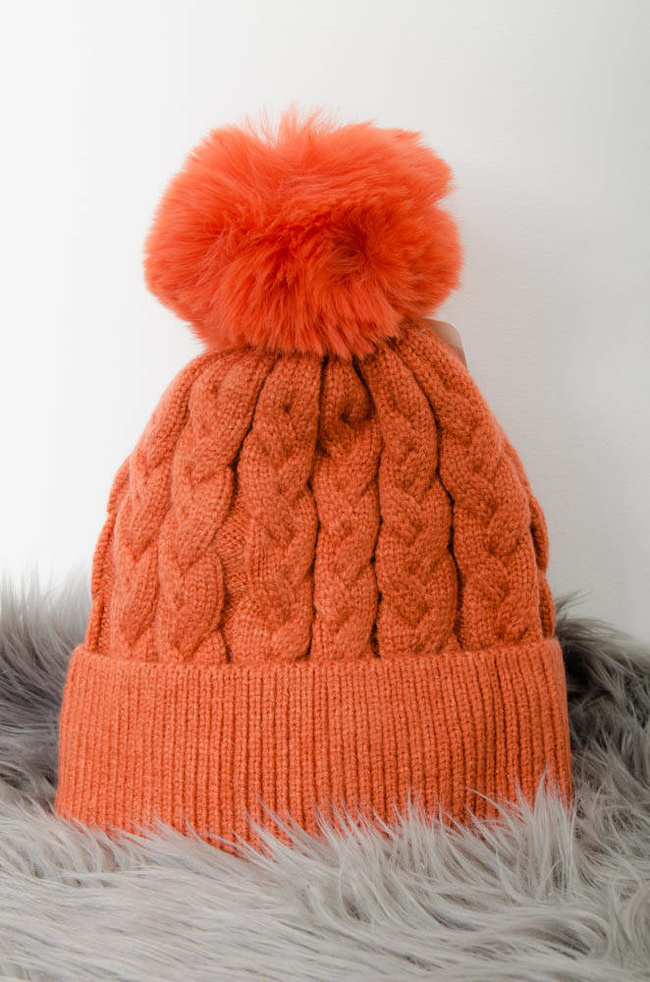 POMARAŃCZOWA ZIMOWA CZAPKA PLECIONA Z POMPONEM