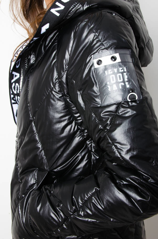 KURTKA PRZEJŚCIOWA PIKOWANA Z KAPTUREM - CZARNA