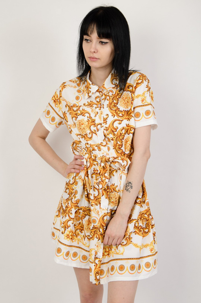 Biała sukienka z kołnierzem w złote wzory